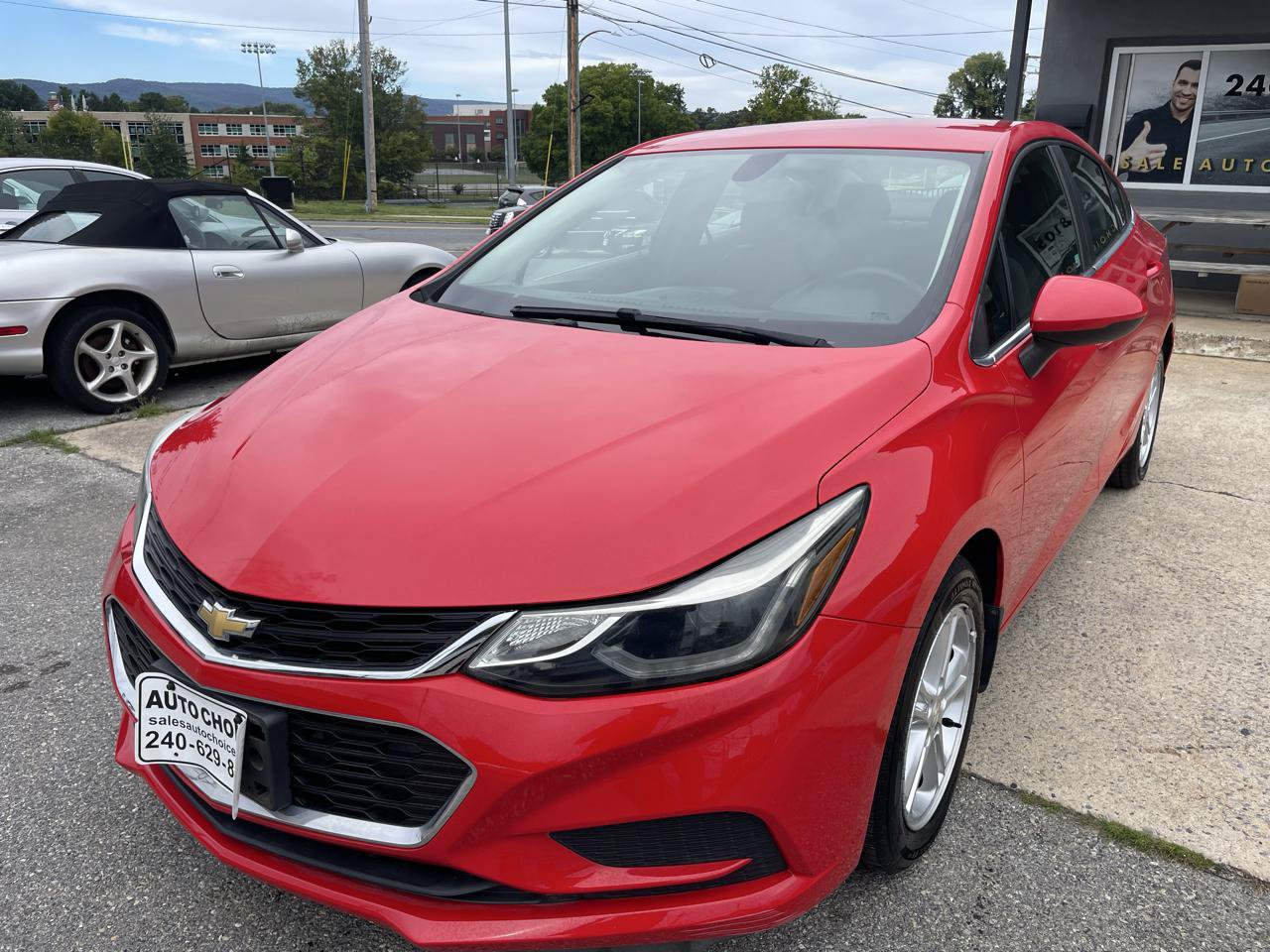 Used 2018 Chevrolet Cruze LT FWD image 1