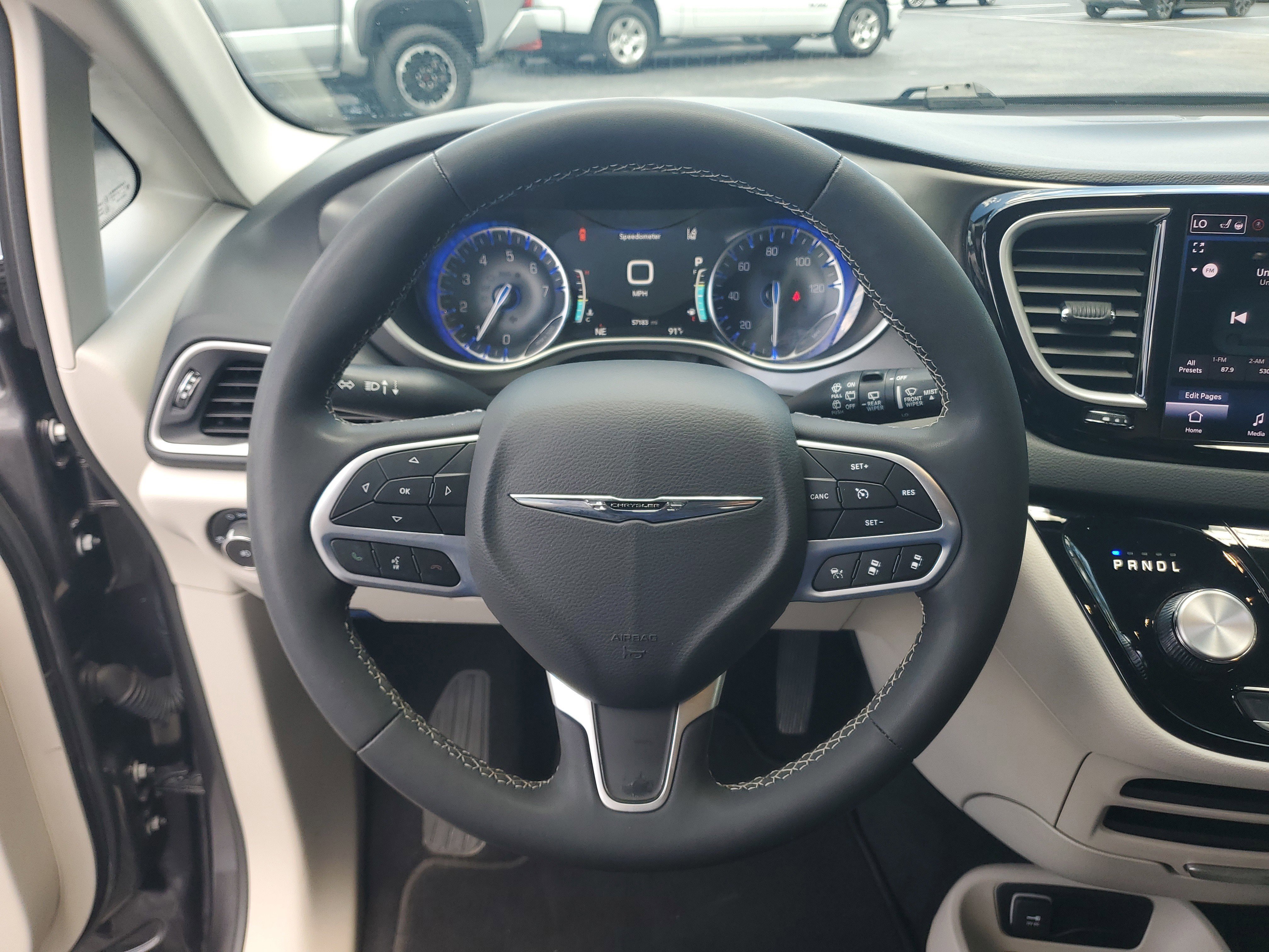 Used 2023 Chrysler Pacifica Touring-L FWD image 25