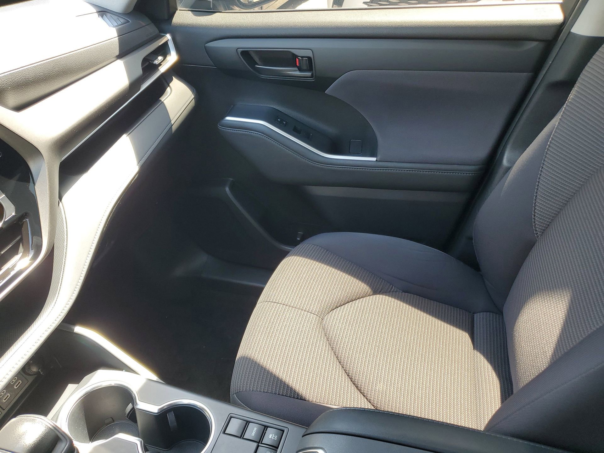 Used 2023 Toyota Highlander L image 27