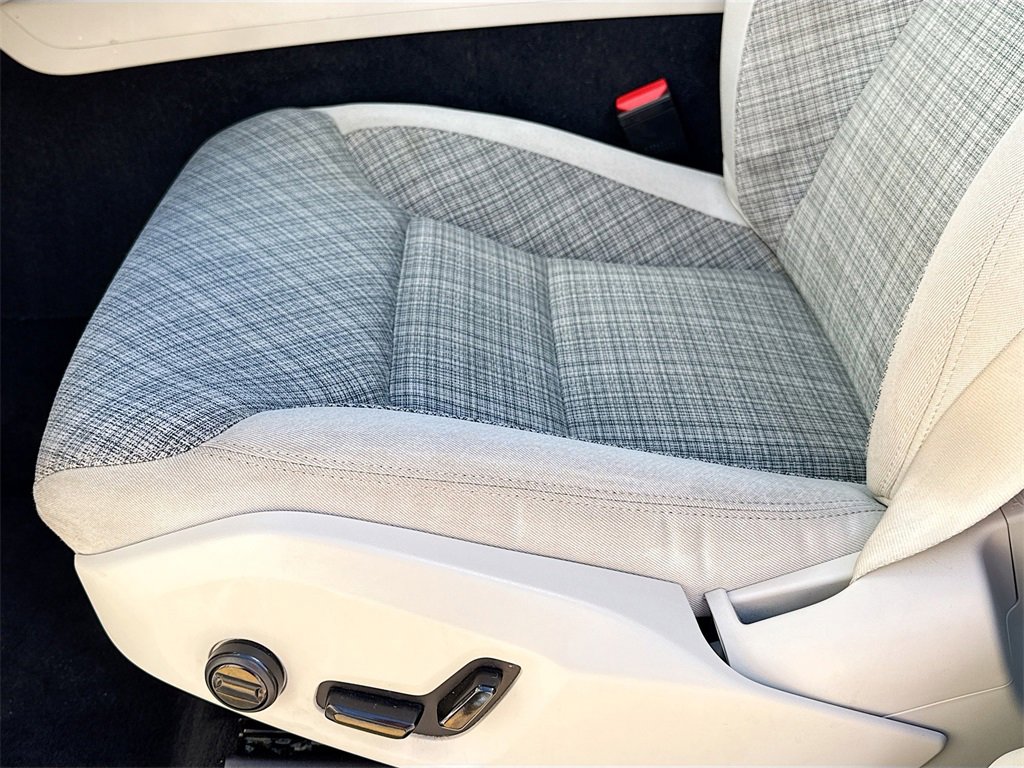 Used 2022 Volvo XC60 B5 Momentum image 21