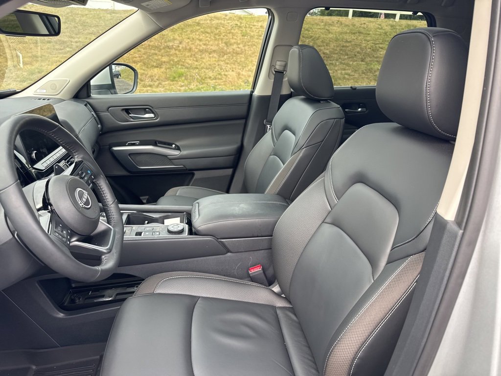 Used 2025 Nissan Pathfinder SL w/ SL Premium Package image 8