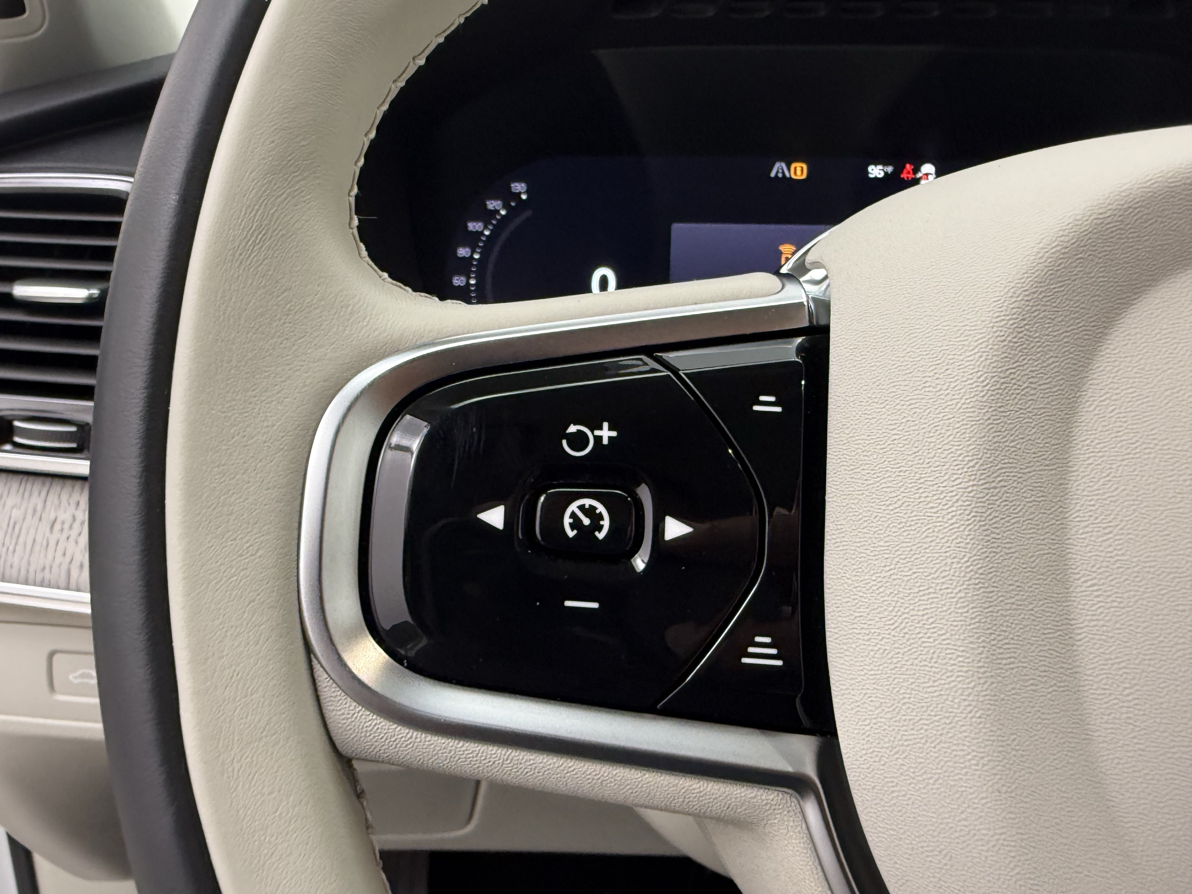 Certified 2025 Volvo XC90 B5 Plus w/ Protection Package Premier AWD/4WD image 15