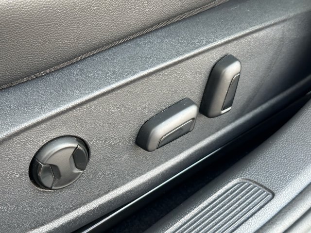 Used 2025 Volkswagen Jetta SE FWD image 27