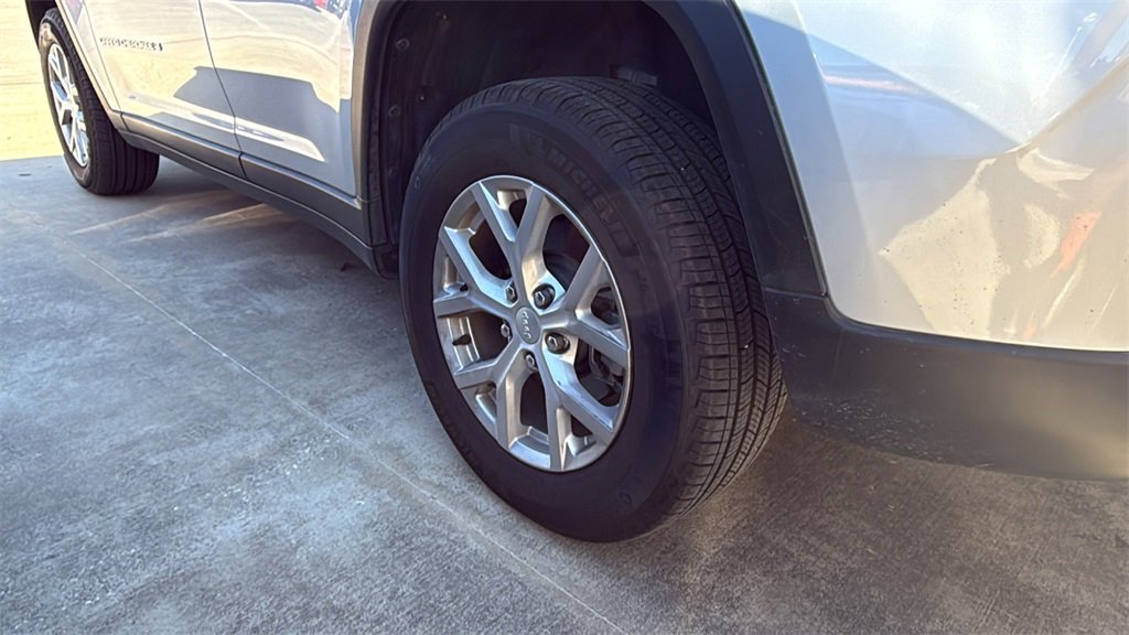 Used 2023 Jeep Grand Cherokee Limited w/ Luxury Tech Group II image 5