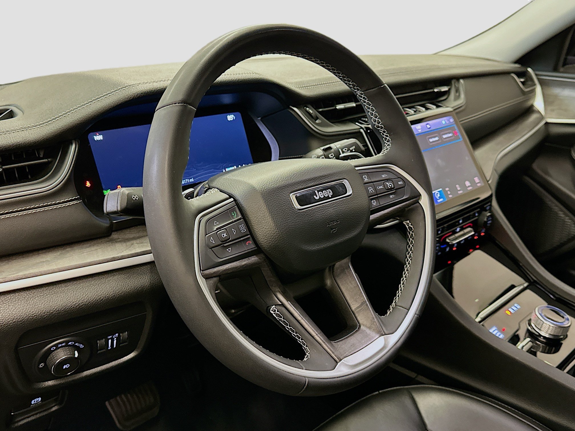 Used 2023 Jeep Grand Cherokee L Limited AWD/4WD image 18