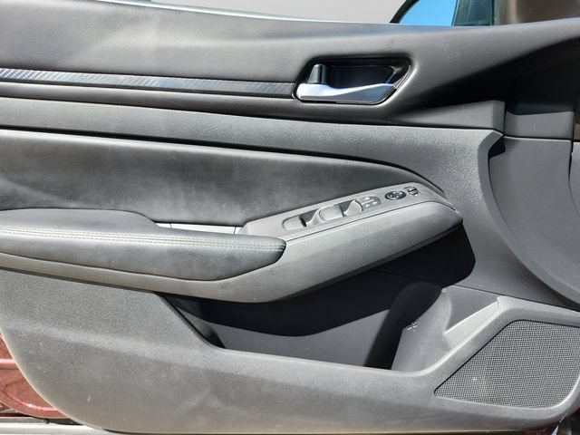 Used 2025 Nissan Altima 2.5 SV FWD image 30