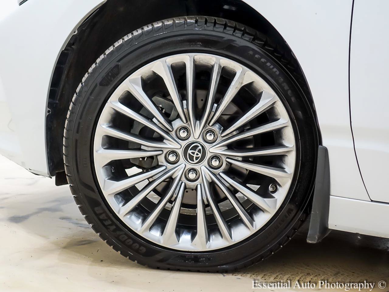 Used 2019 Toyota Avalon Limited image 2