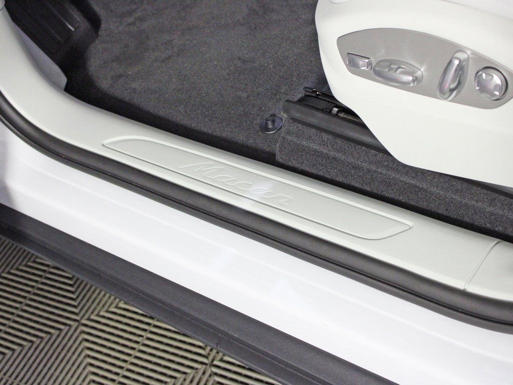 Certified 2025 Porsche Macan image 17