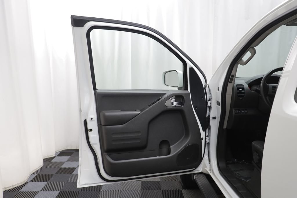 Used 2016 Nissan Frontier PRO-4X AWD/4WD image 4