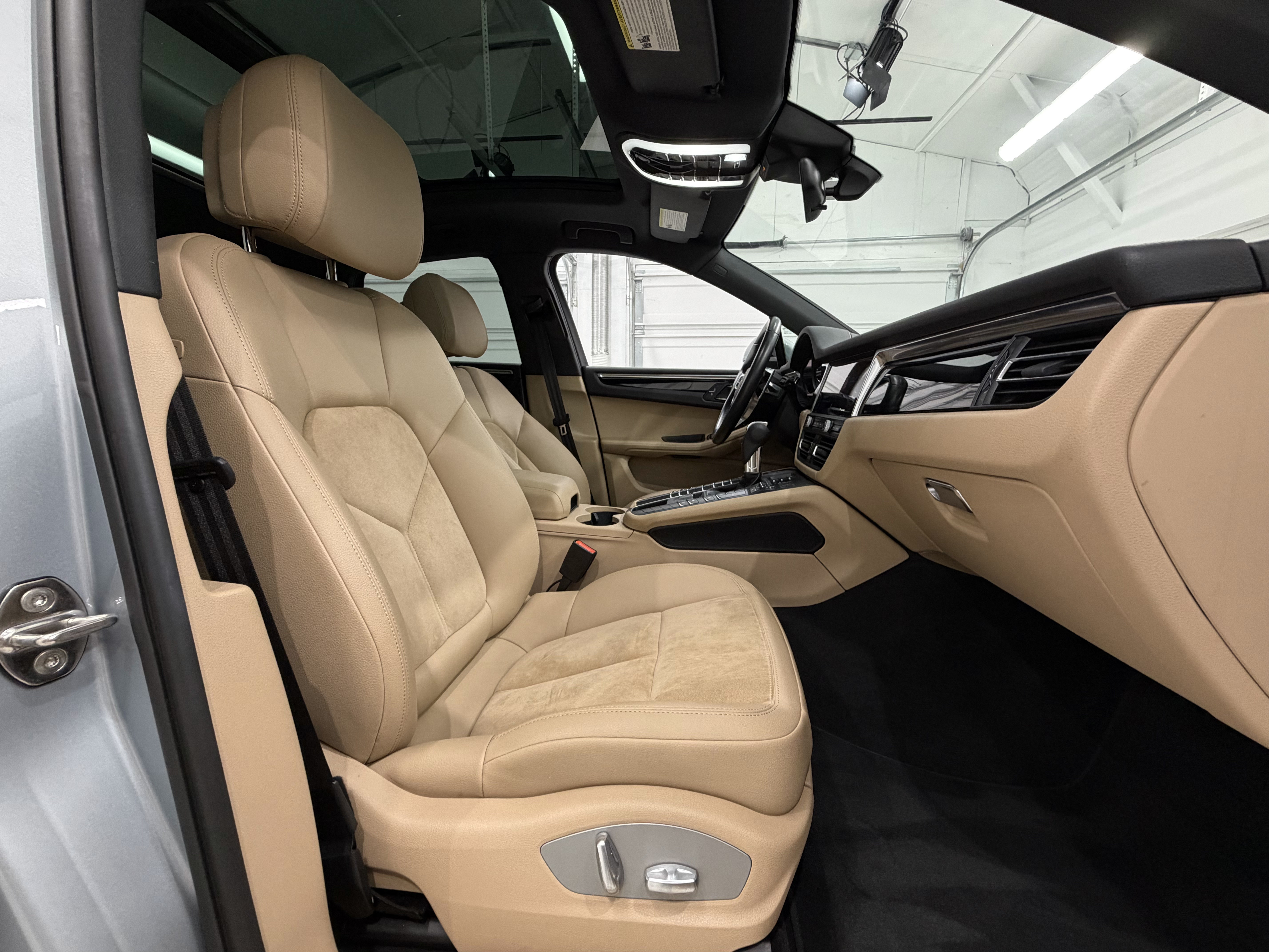 Certified 2021 Porsche Macan AWD/4WD image 22