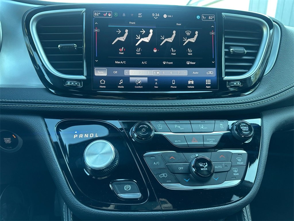 Certified 2025 Chrysler Pacifica Limited image 23