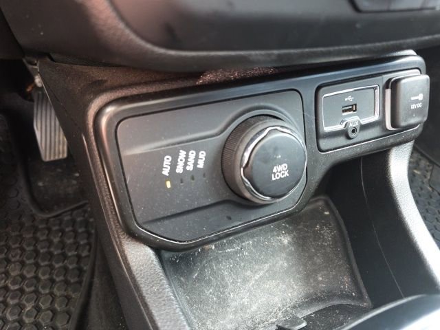 Used 2023 Jeep Renegade Latitude w/ Sun & Fun Group AWD/4WD image 15