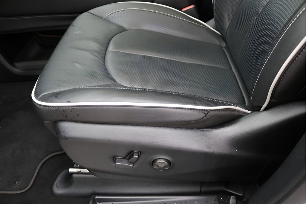Used 2025 Chrysler Pacifica Limited FWD image 13
