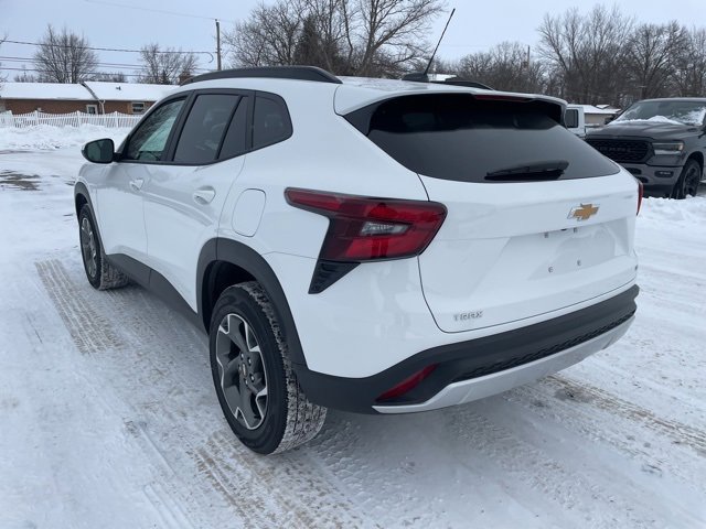 Used 2025 Chevrolet Trax LT w/ LT Convenience Package image 2