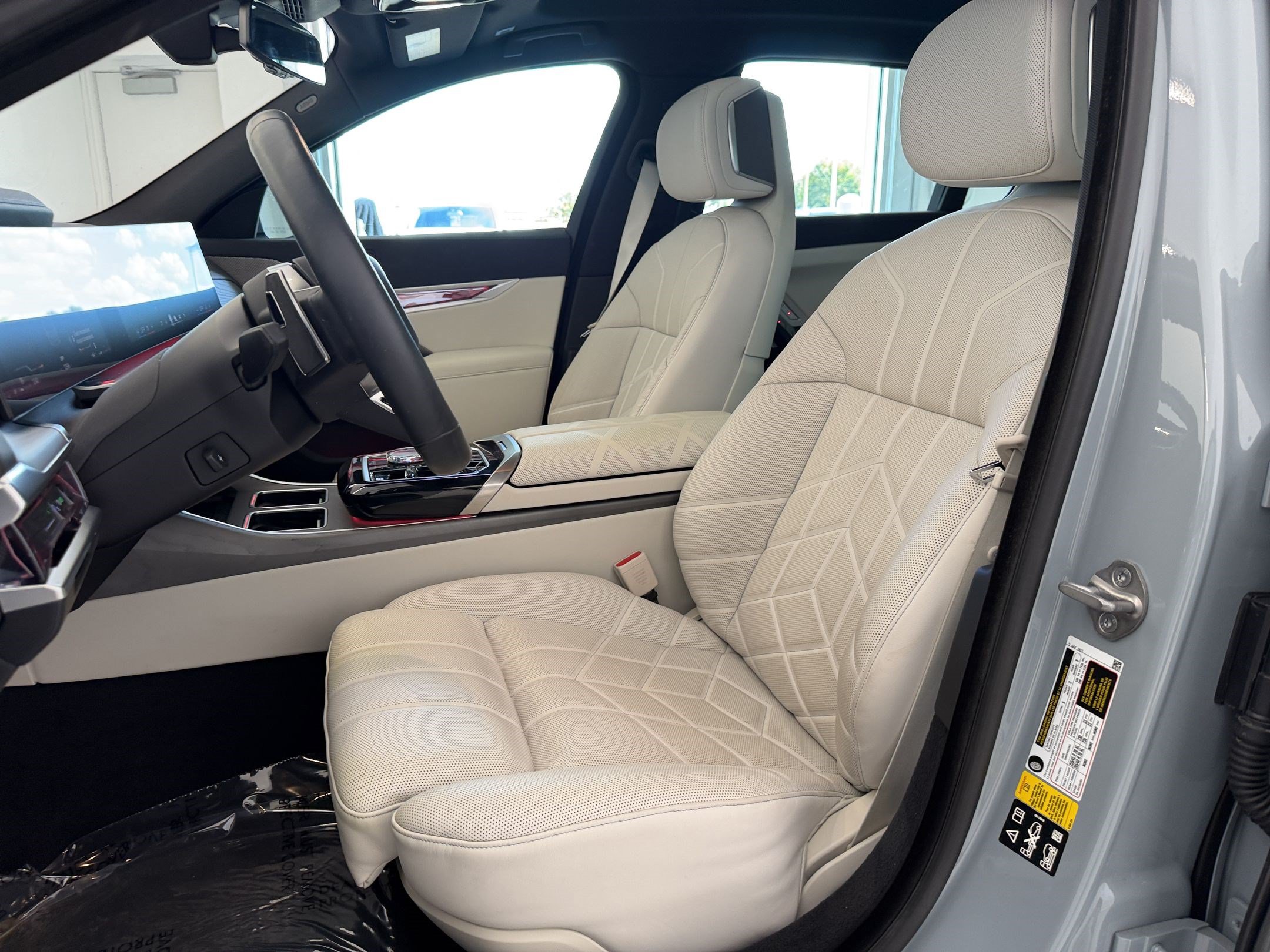 Certified 2023 BMW 760i xDrive AWD/4WD image 5