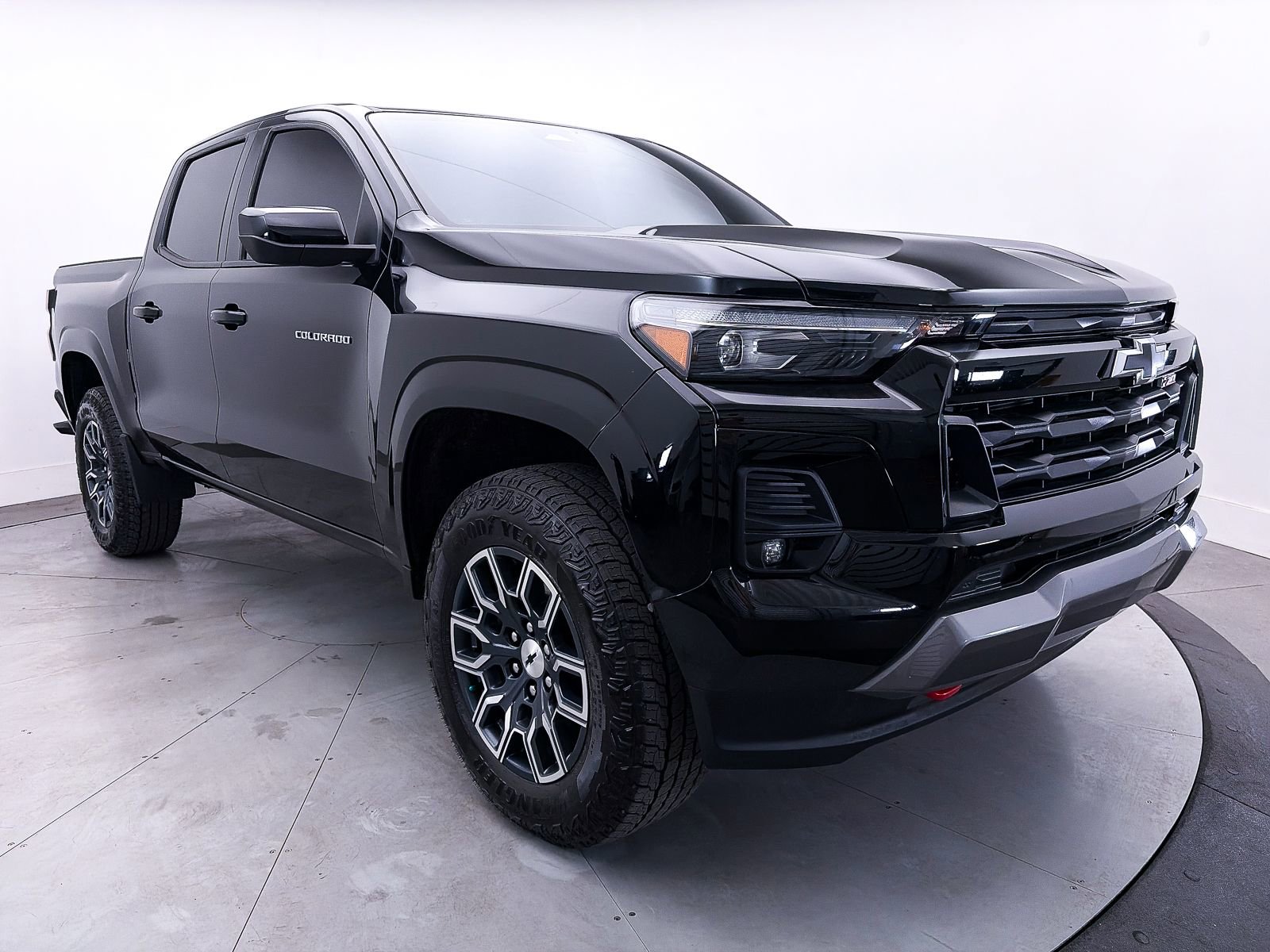 Used 2024 Chevrolet Colorado Z71 w/ Z71 Convenience Package 2 image 9