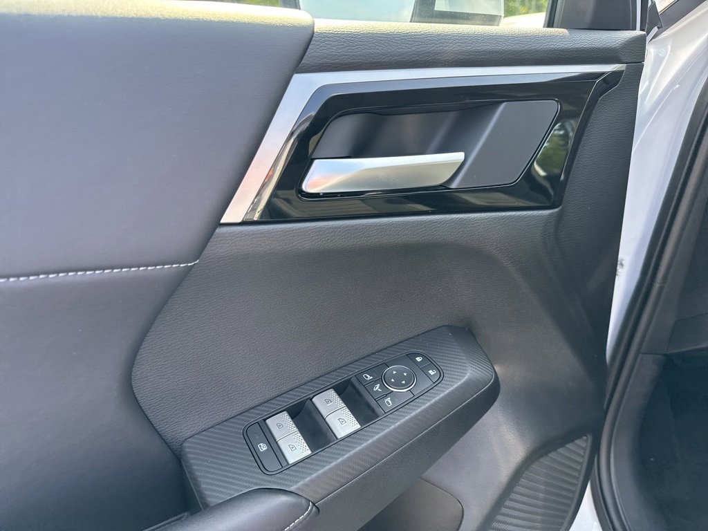 New 2025 Mitsubishi Outlander SE image 28