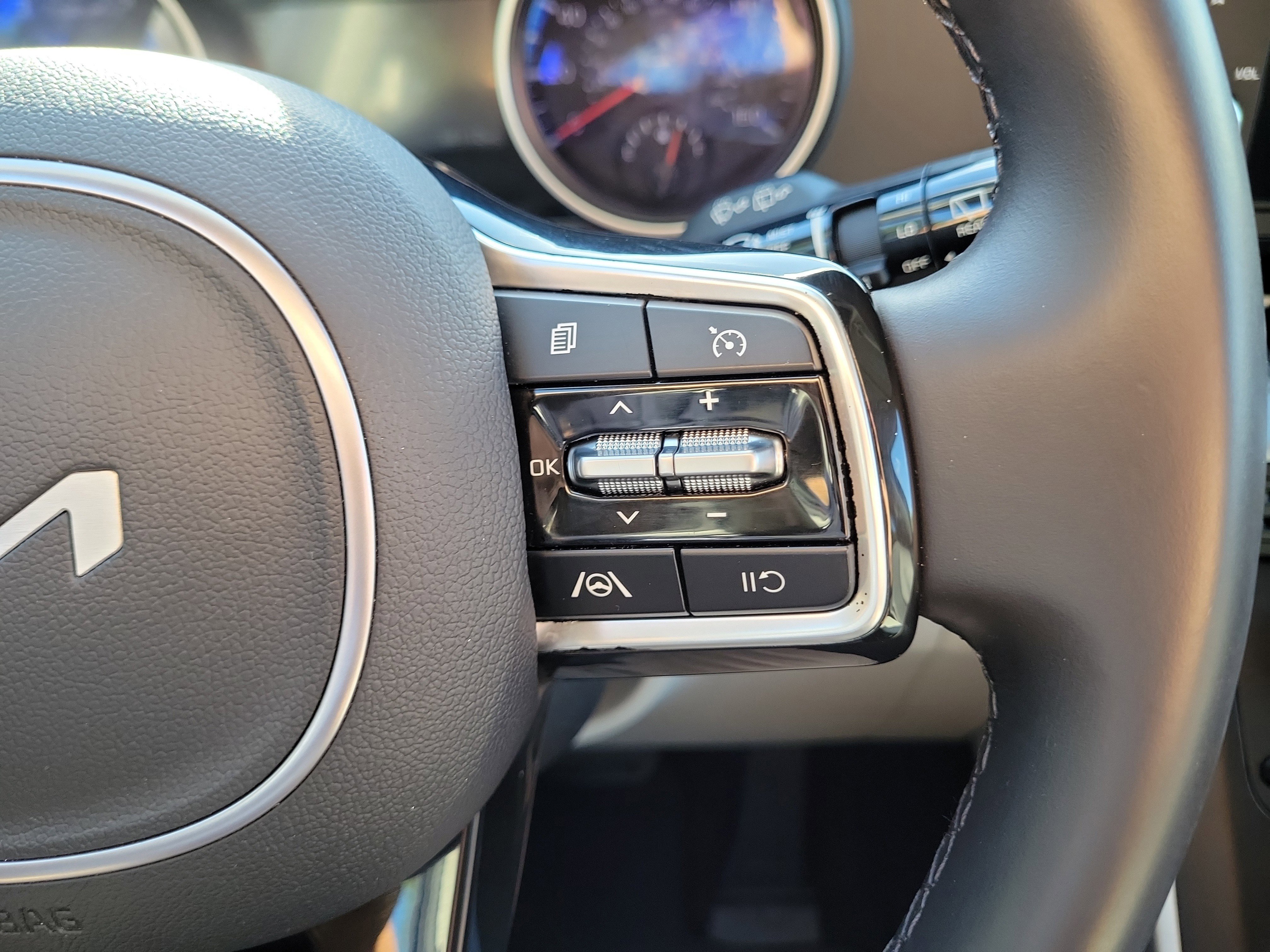 Used 2024 Kia Carnival LX FWD image 28