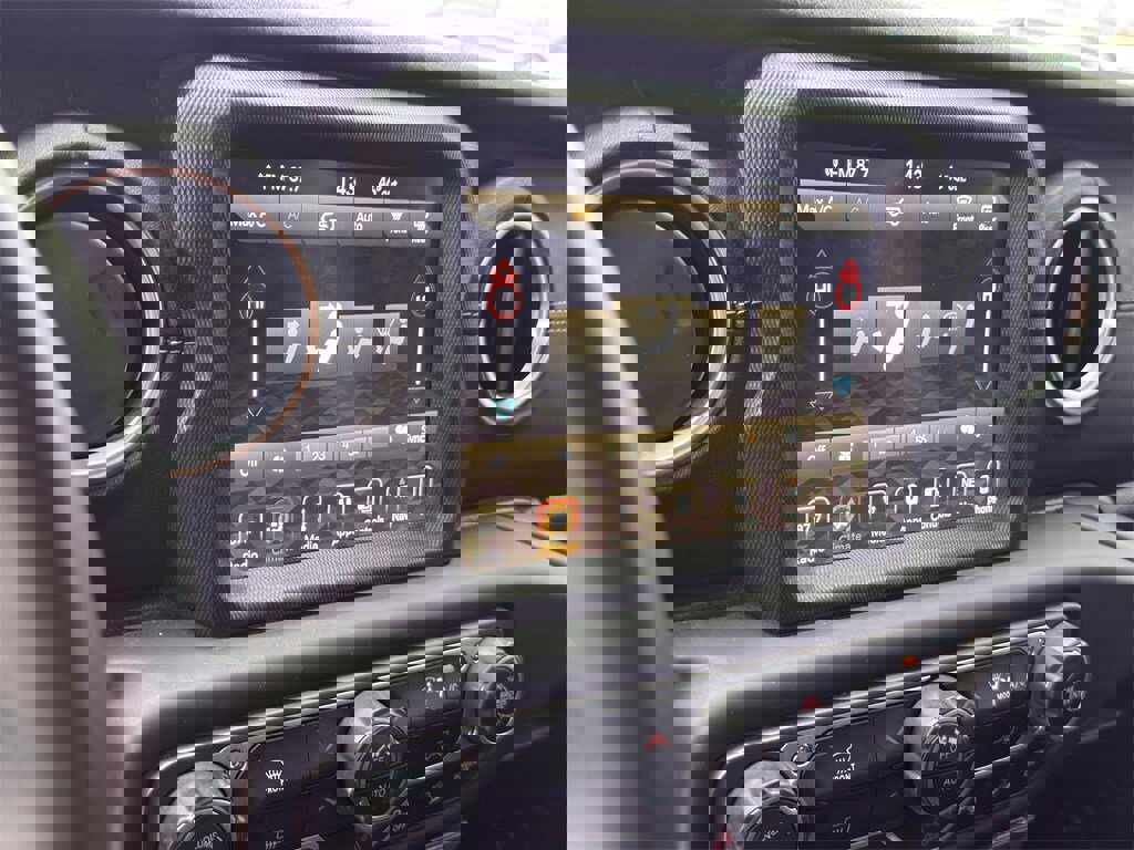 Used 2018 Jeep Wrangler Unlimited Sahara image 18