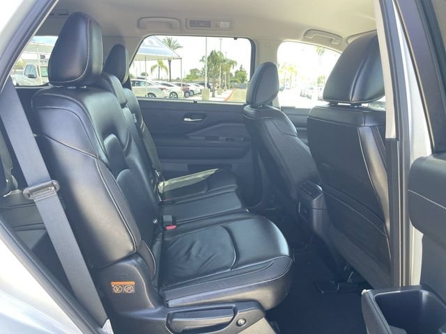 Used 2025 Nissan Pathfinder SL FWD image 27
