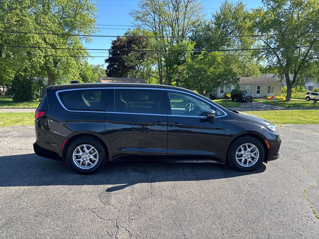 Used 2023 Chrysler Pacifica Touring-L FWD image 4