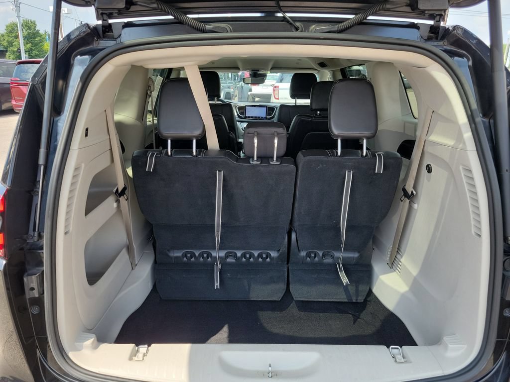 Used 2023 Chrysler Pacifica Touring-L FWD image 8