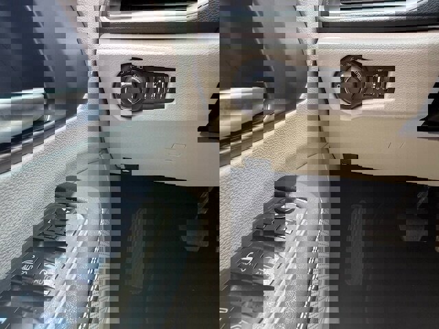 Used 2020 Chrysler Voyager Lxi image 24