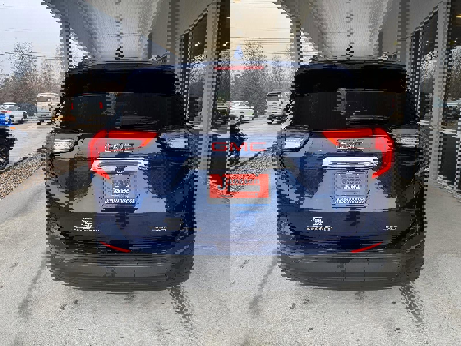 Used 2023 GMC Terrain SLE w/ Driver Convenience Package image 6