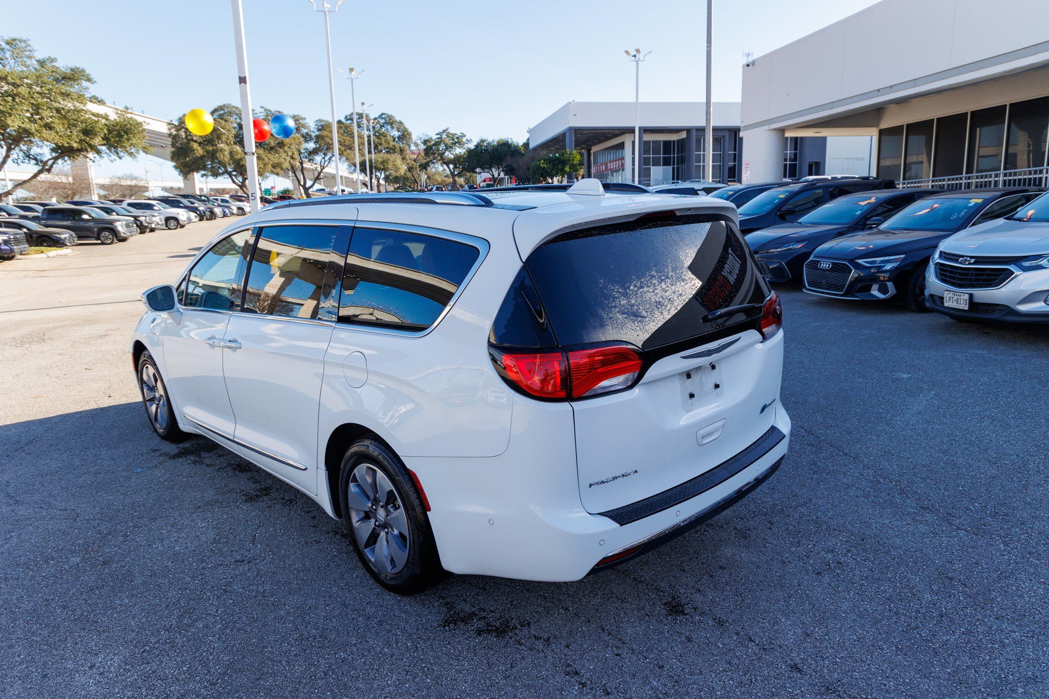 Used 2018 Chrysler Pacifica Limited w/ Advanced Safetytec Group image 9