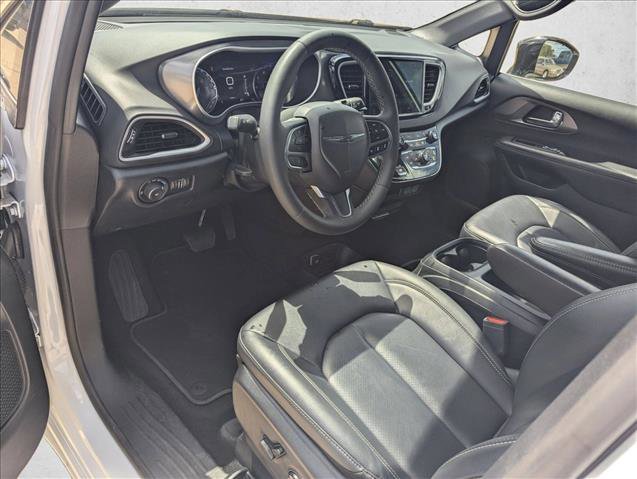 Used 2025 Chrysler Pacifica Select image 10