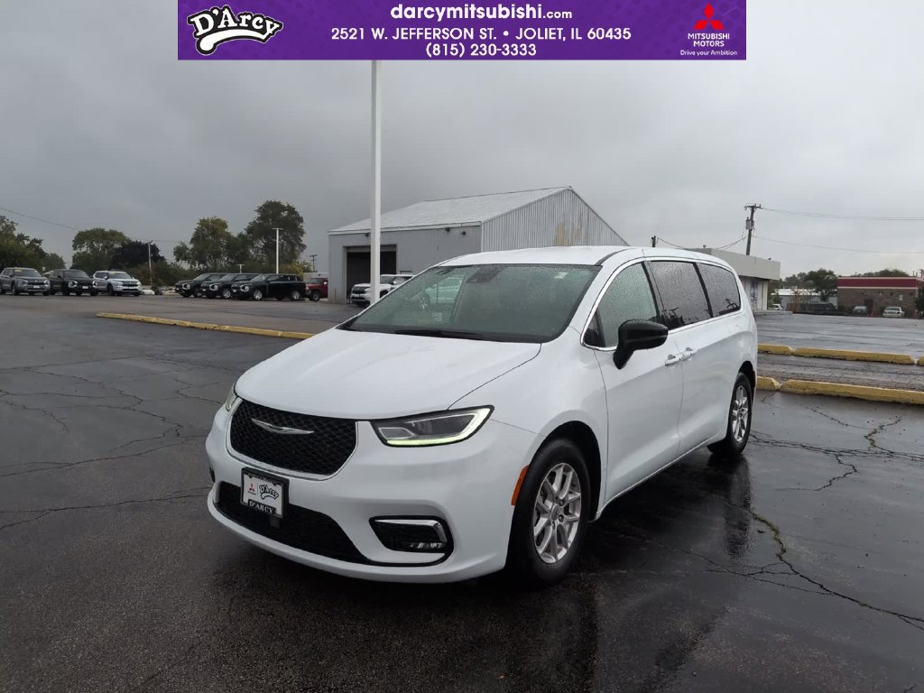 Used 2024 Chrysler Pacifica Touring-L FWD image 1