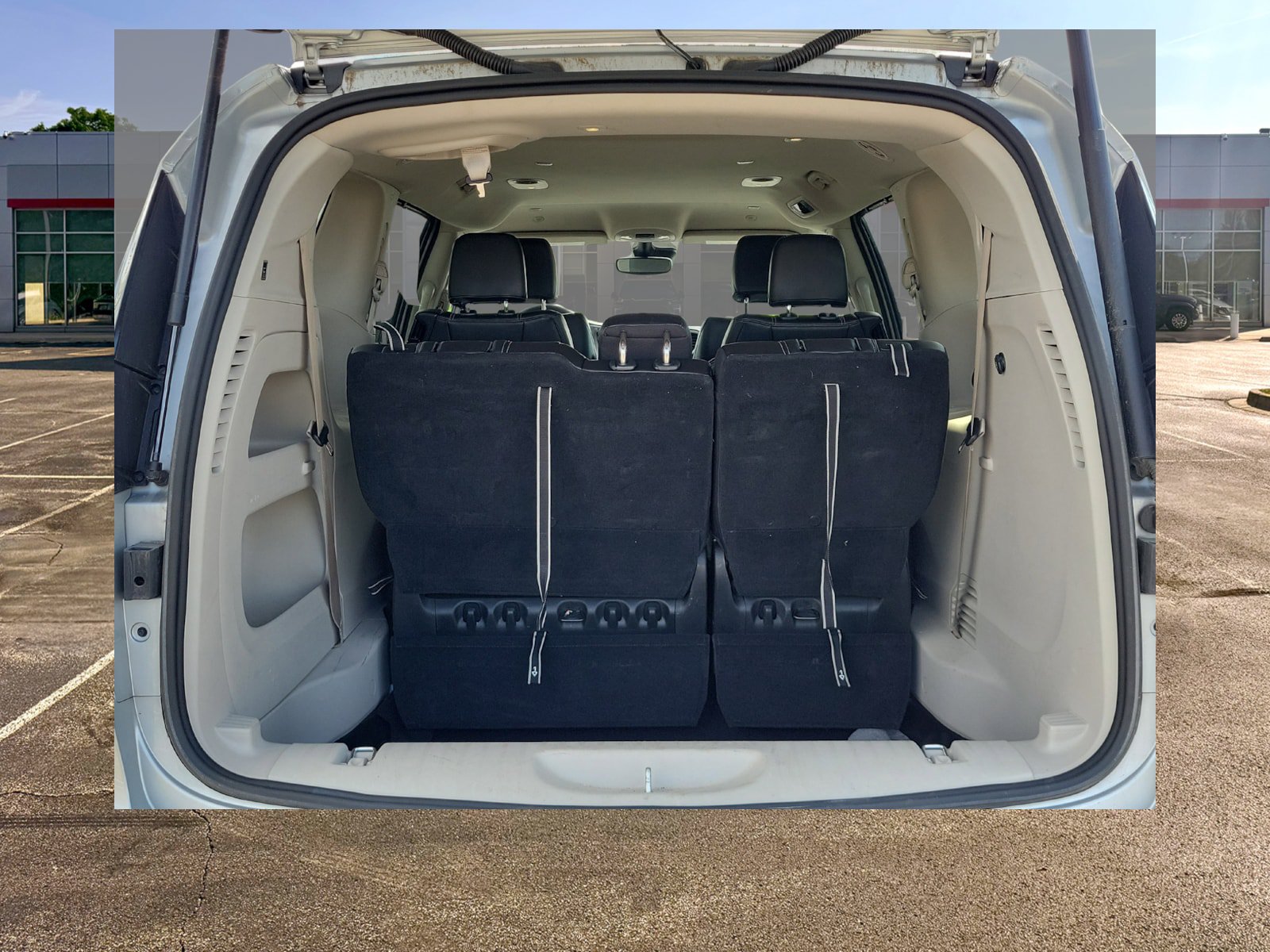 Used 2023 Chrysler Pacifica Touring-L FWD image 7