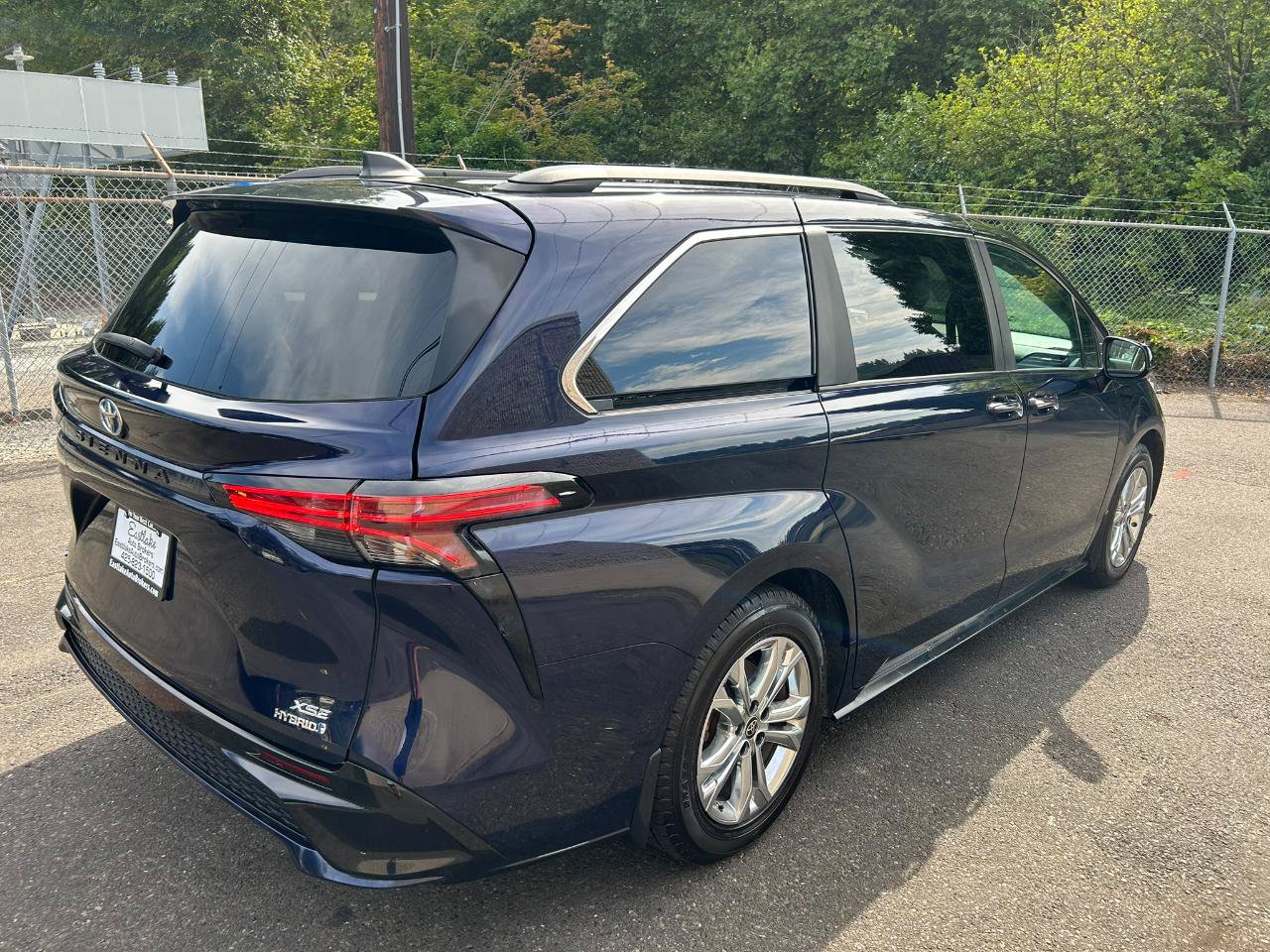 Used 2023 Toyota Sienna XSE AWD/4WD image 5