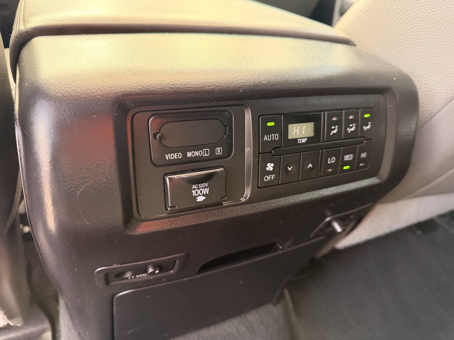 Used 2020 Toyota Sequoia Limited w/ Safety & Convenience Package AWD/4WD image 19