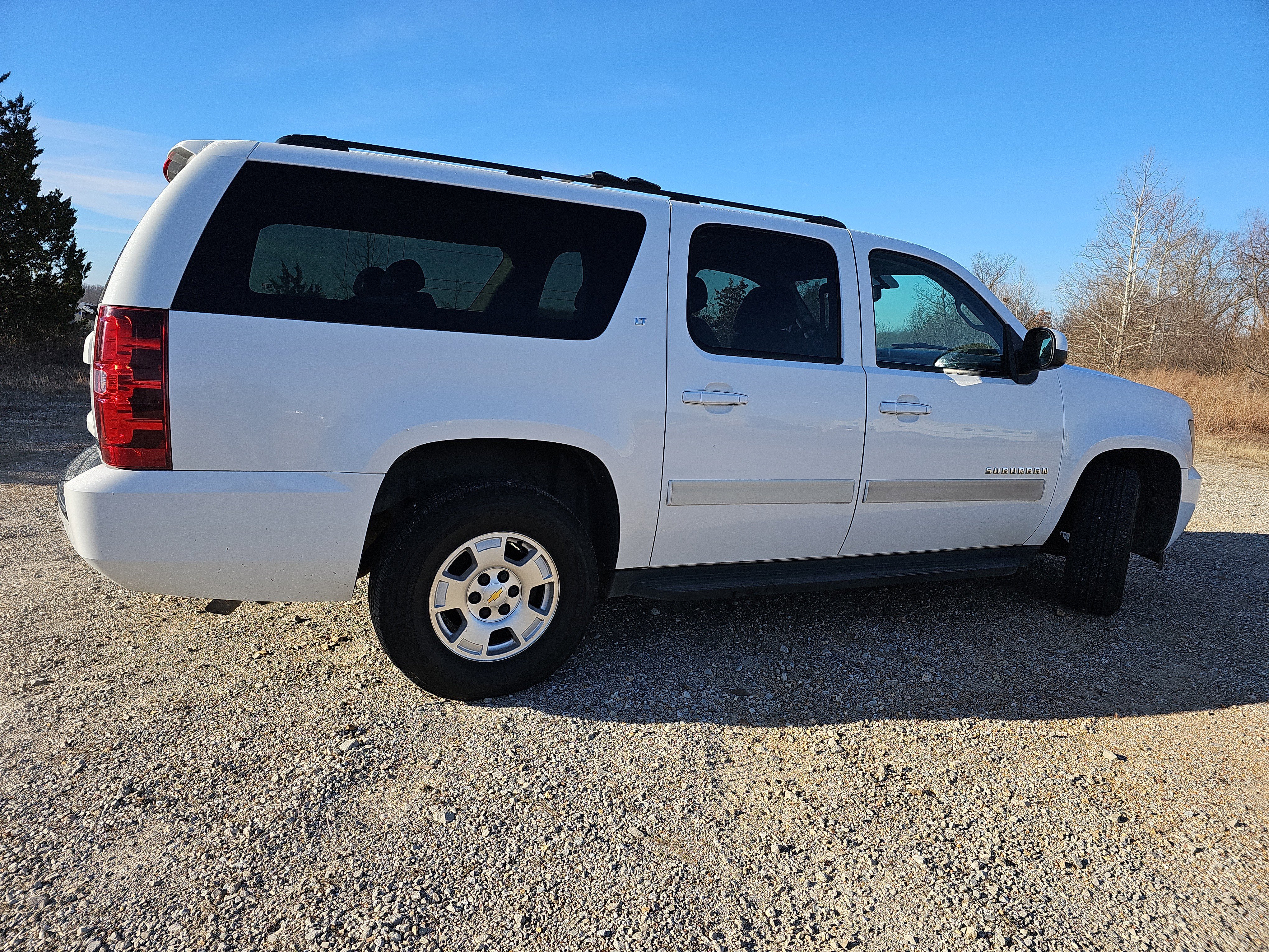 Used 2010 Chevrolet Suburban LT image 3