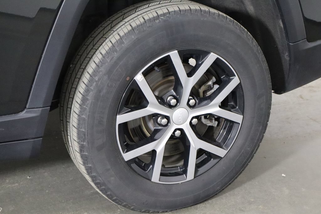 Used 2023 Jeep Grand Cherokee L Limited AWD/4WD image 44