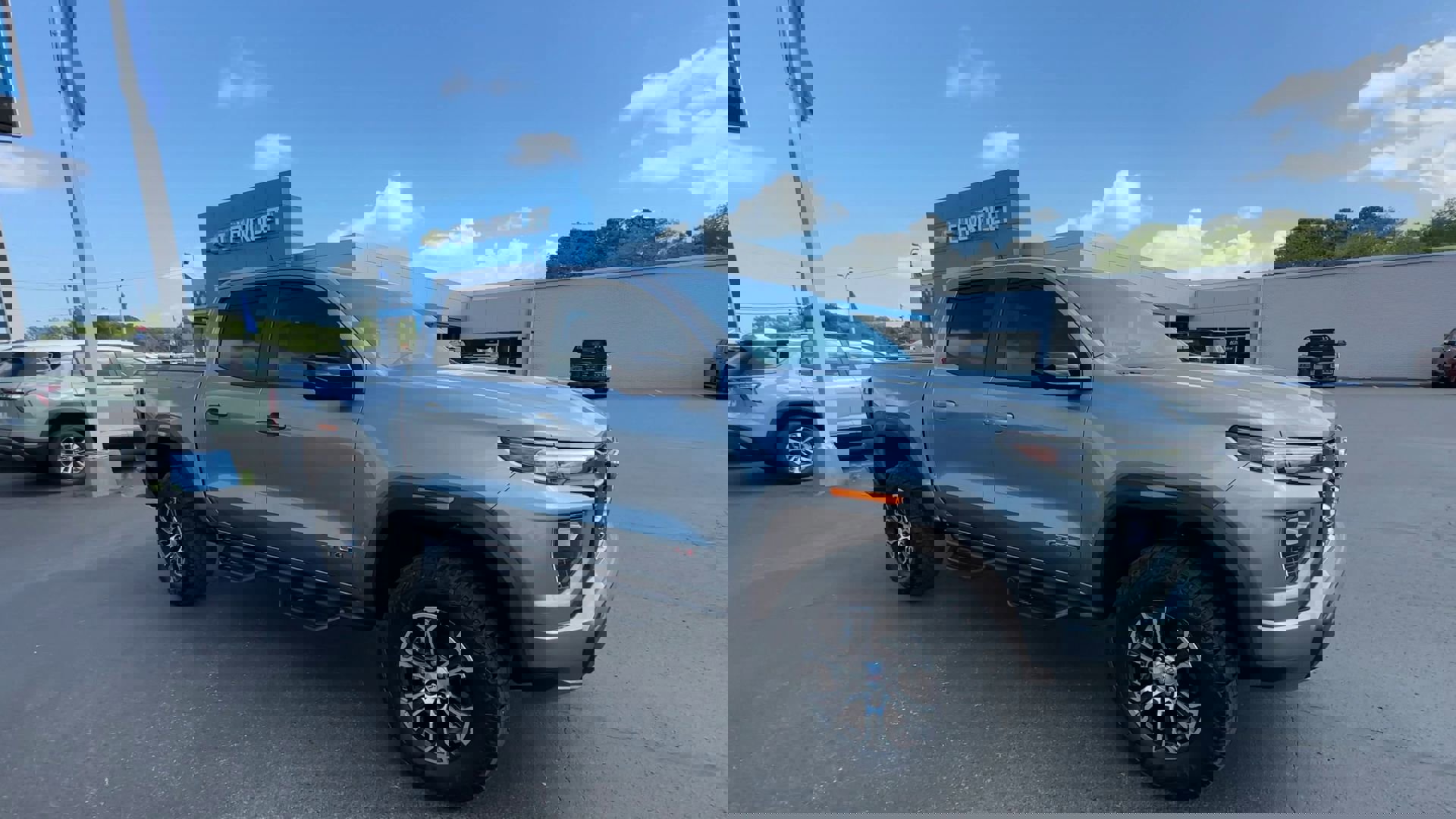 Used 2024 GMC Canyon AT4 w/ Technology Package AWD/4WD image 2