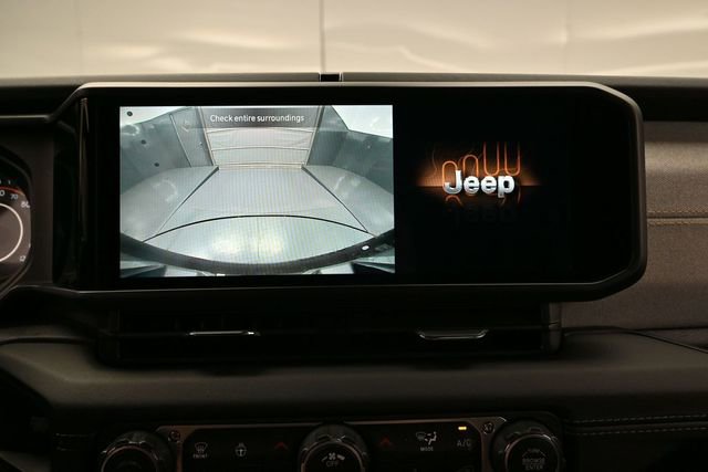 Used 2025 Jeep Wrangler Unlimited Sahara AWD/4WD image 38