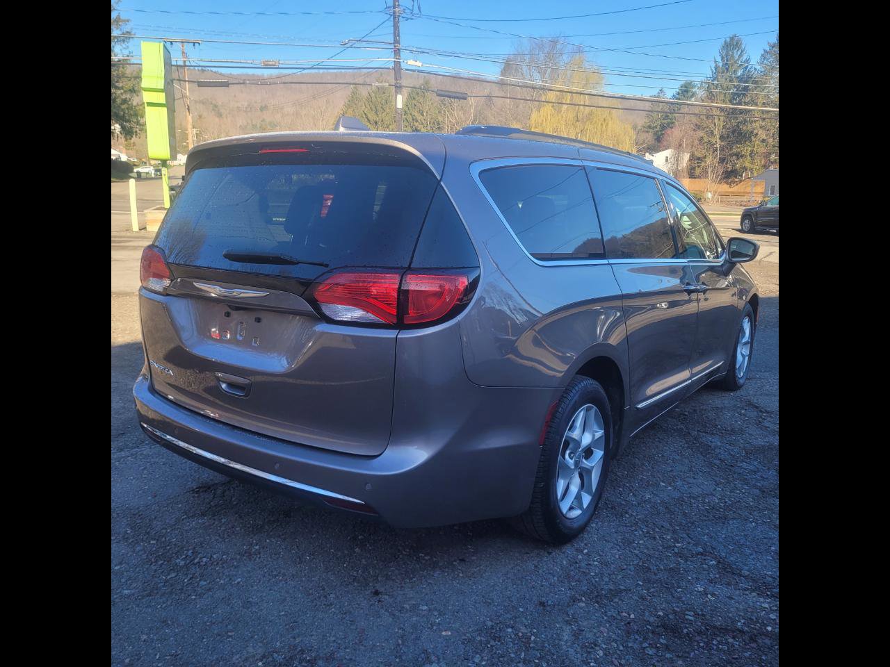 Used 2017 Chrysler Pacifica Touring-L w/ Tire & Wheel Group image 8