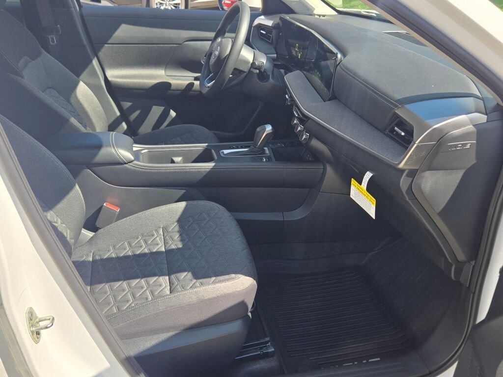 Used 2025 Nissan Kicks SV AWD/4WD image 5