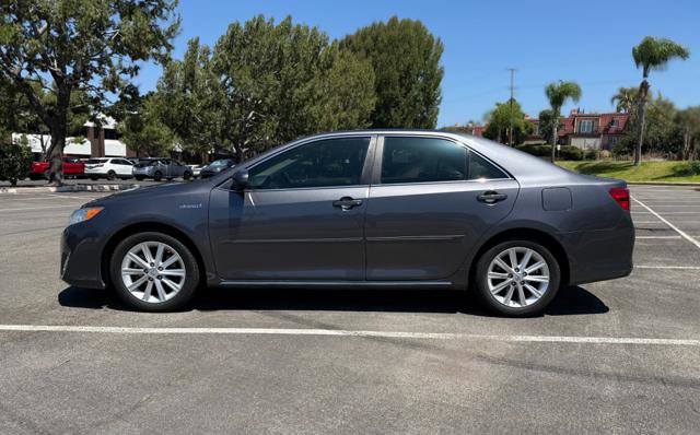 Used 2014 Toyota Camry XLE w/ Moonroof Package FWD image 3