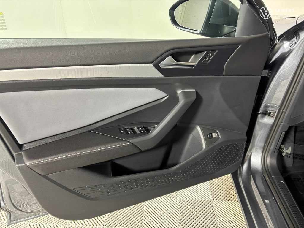 Used 2025 Volkswagen Jetta SE w/ Sunroof Package FWD image 14