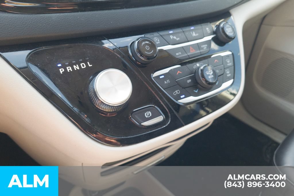 Used 2024 Chrysler Pacifica Touring-L FWD image 10