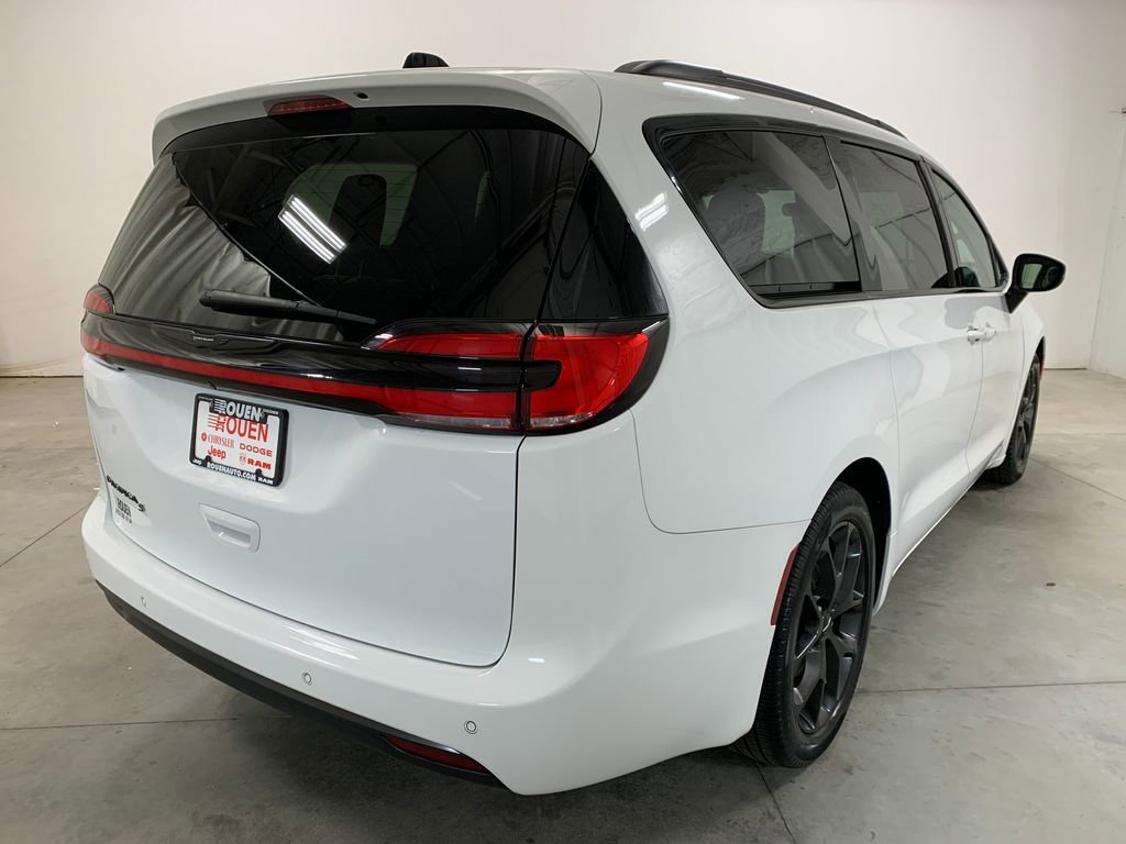 Used 2023 Chrysler Pacifica Touring-L FWD image 8