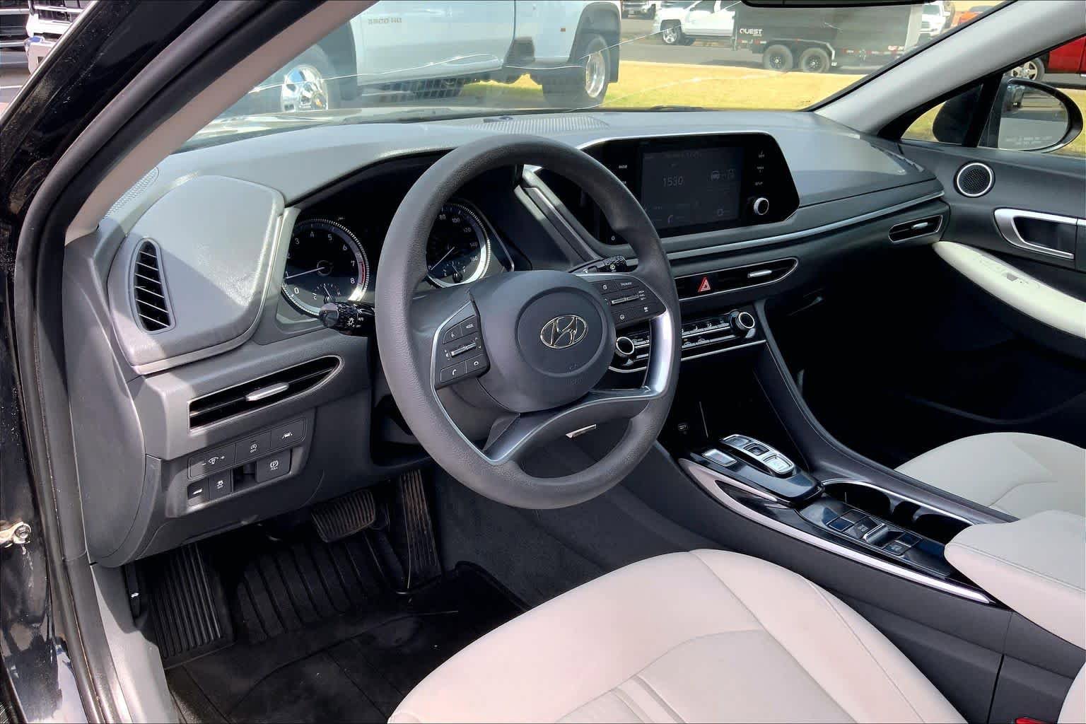 Used 2022 Hyundai Sonata SE w/ Preferred Accessory Package FWD image 17