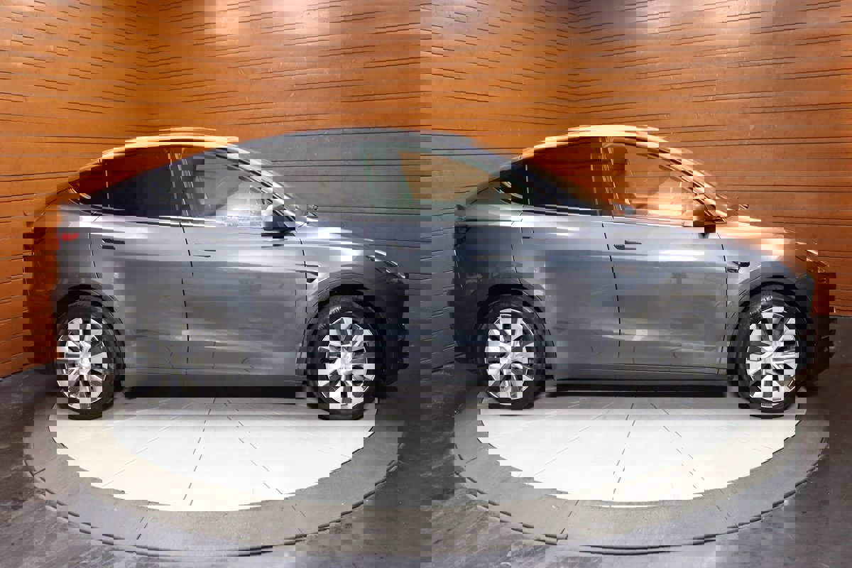 Used 2022 Tesla Model Y Long Range image 9