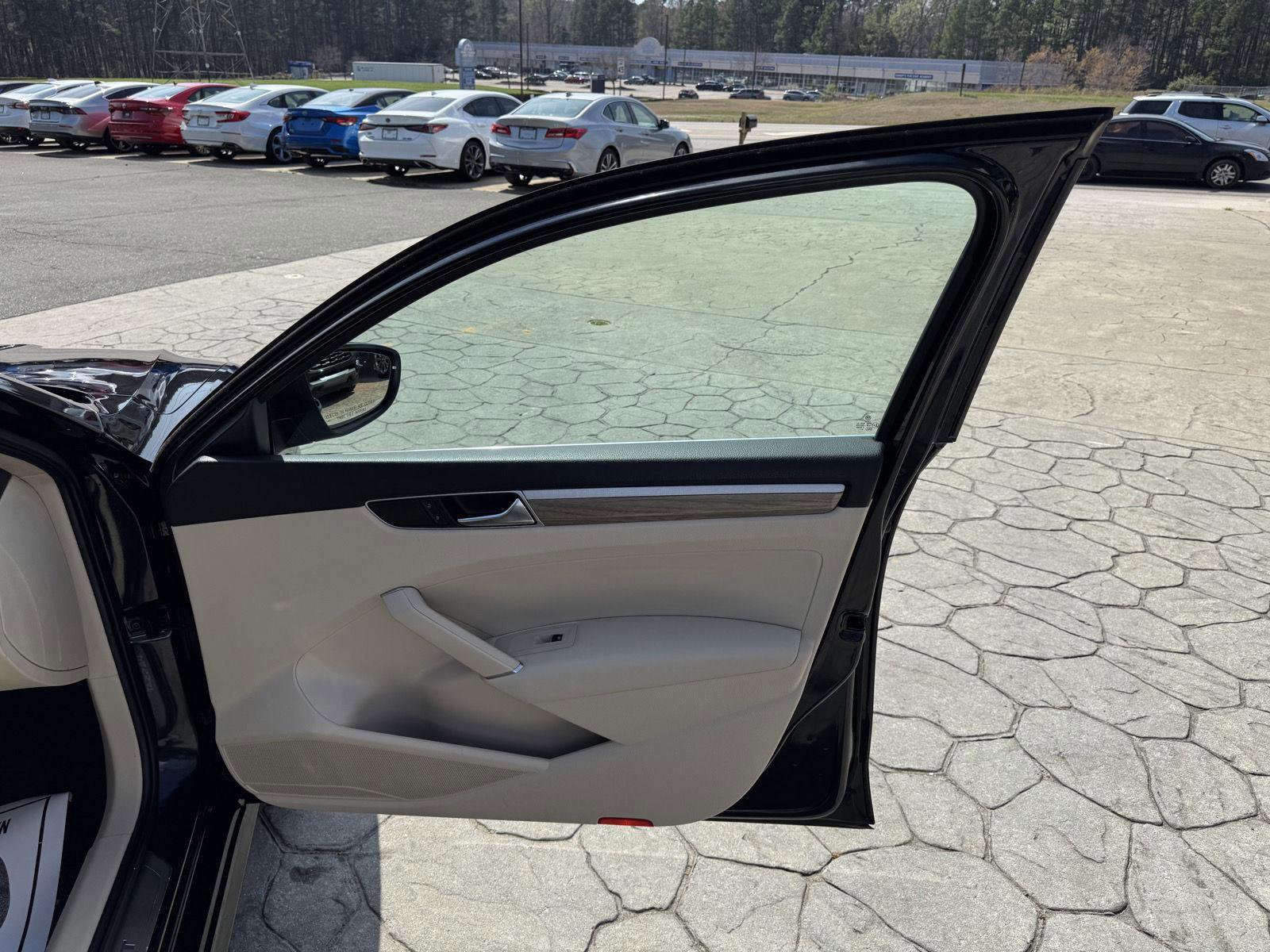 Used 2019 Volkswagen Jetta SE w/ Cold Weather Package image 18