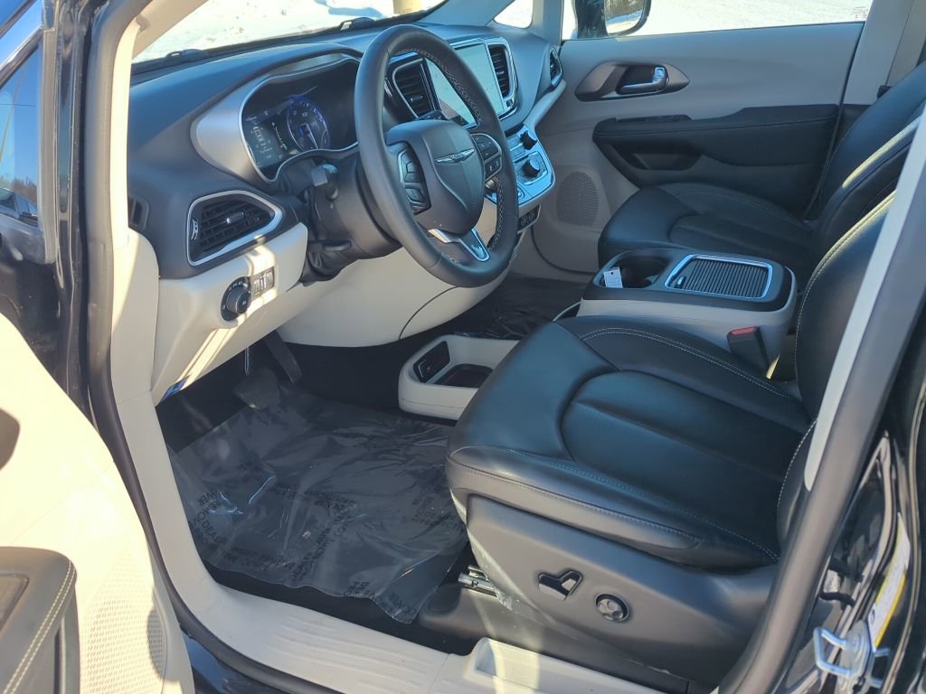 Used 2024 Chrysler Pacifica Touring-L image 34