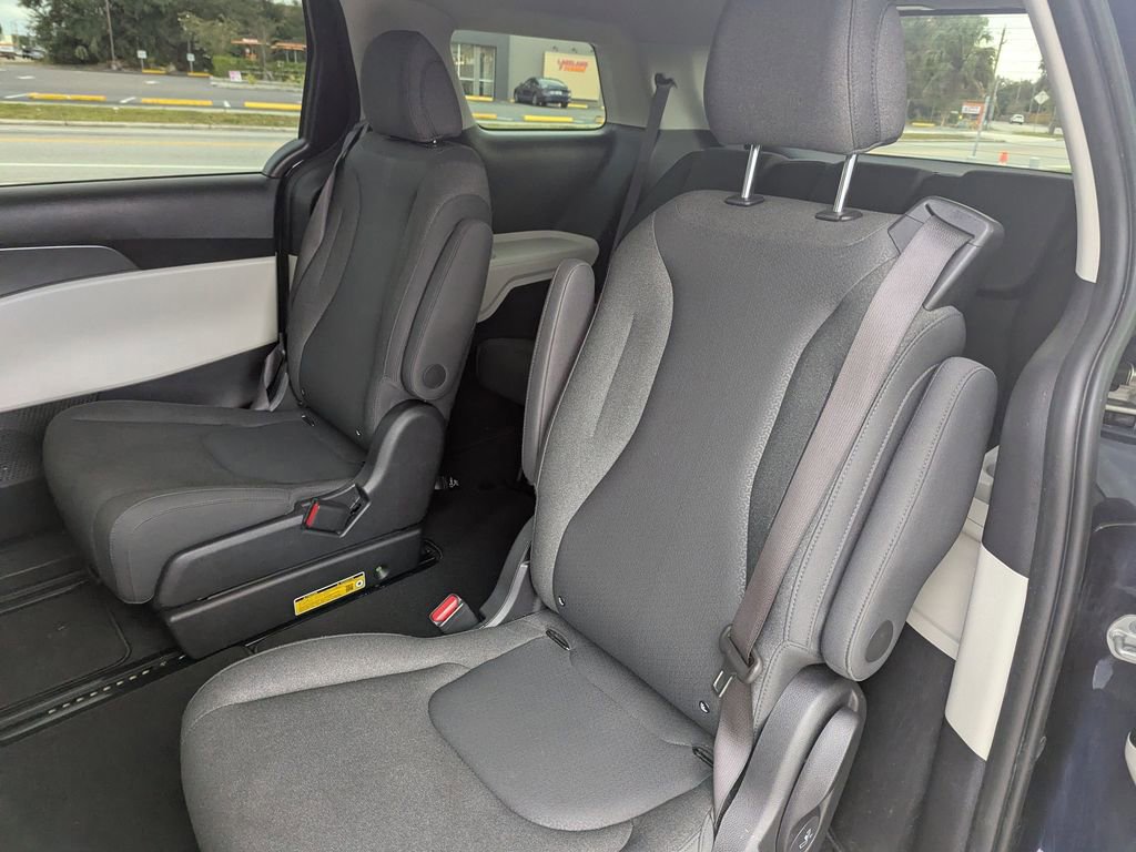 Certified 2024 Kia Carnival LX image 15