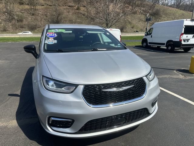 Used 2024 Chrysler Pacifica Touring-L FWD image 11